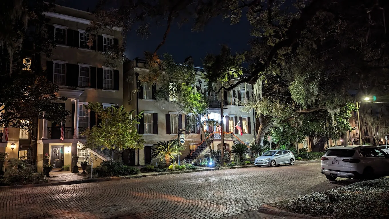 Savannah History & Haunts Candlelit Ghost Tour. GA